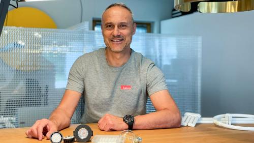 Lichtspezialist Roberto Albasini in den Räumlichkeiten von Futuraluce in St. Moritz. Foto: z. Vfg