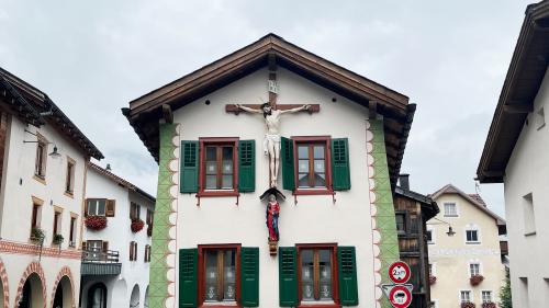 Il crucifix grond a Müstair es tuornà davo passa trais ons in restauraziun cun ün nouv Gesu ed üna nouva Maria (fotografia: David Truttmann).