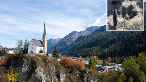 Vor fünf Jahren wurden am Piz S-chalambert auf dem Gemeindegebiet von Scuol Dinosaurierspuren entdeckt. Fotos: Mayk Wendt / Mario Riatsch