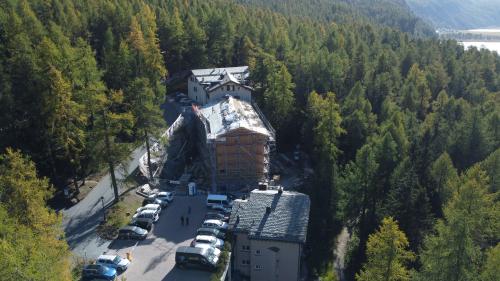 Das neue Personalhaus fügt sich in ein bestehendes Gebäudeensemble ein. Foto: z.Vfg