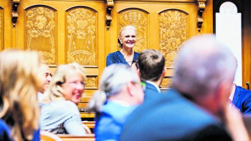 Mit Applaus wurde Doris Fiala anlässlich der Herbstsession aus dem Nationalrat verabschiedet (Foto: Parlamentsdienste/Tim Loosli).