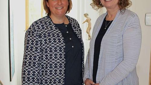 Katja Maike Braun als neue Schulleiterin am HIF, und Caroline Taylor, interimsmässige Schulleiterin. Foto: z. Vfg