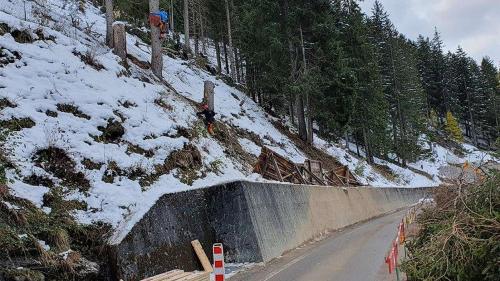 Vorbereitungsarbeiten für die Montage der Steinschlagschutznetze. Foto: Staka