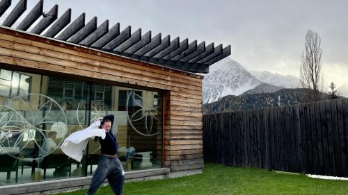 Susanne Stenz, amtierende Aufguss-Schweizermeisterin, zeigt in Scuol, wie Wedeln funktioniert. Foto: Fadrina Hofmann