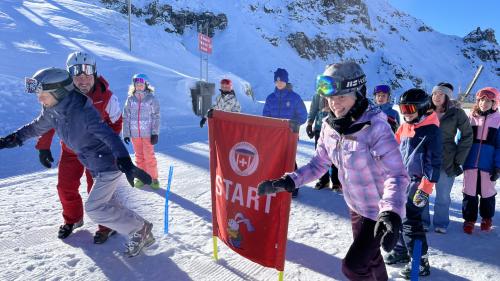 Spass im Schnee statt Schulbank drücken für die Schulkinder von Sils und Silvaplana. Foto: Andrea Gutgsell