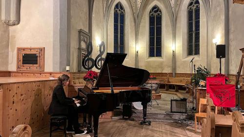 Alexandra Meng es statta l’unica scolara chi ha preschantà üna chanzun cumpuonüda svessa in occasiun dal  concert da gala da la Scoula da musica Engiadina Bassa Val Müstair (fotografia: Annetta Janka-Zini).