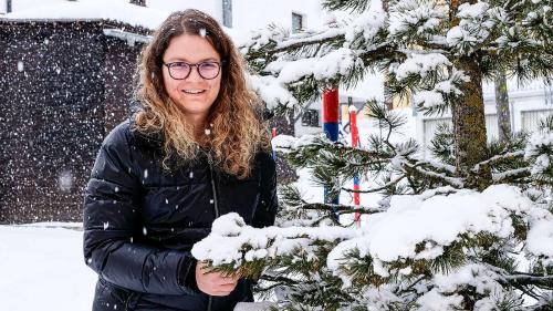 Marlies Zimmermann sammelt mit dem Verein Inclusiun Sportiva Geld, um für das Oberengadin zwei Rollstühle mit elektrischem Zugantrieb anzuschaffen, die vor Ort auch gemietet werden können. Fotos: Jon Duschletta