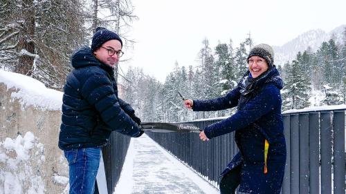 Ursin Maissen, Geschäftsführer Pontresina Tourismus, und Gemeindepräsidentin Nora Saratz Cazin eröffneten am Freitagmittag den Schwebebalken über der Wildwasserschlucht Ova da Bernina. Foto: Jon Duschletta