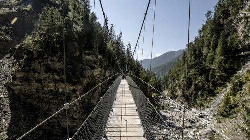 Duos iniziants da Scuol e Valsot vöglian fabrichar üna punt pendenta da 777 meters tras la Val Sinestra per colliar Vnà cun Sent (fotografia: TESSVM).