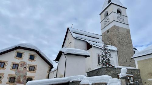 In dumengia ha gnü lö la prüma predgia refuormada illa baselgia catolica da Tarasp (fotografia: Fadrina Hofmann).