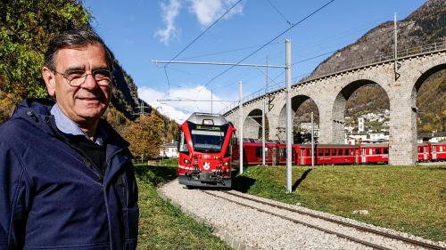 Livio Zanolari vor dem Kreisviadukt der RhB in Brusio, «einem Bauwerk allerhöchster Ästhetik». Er bedauert einzig, 2002 nicht gleich das ganze RhB-Streckennetz als Unesco-Welterbe vorgeschlagen zu haben. Foto: Jon Duschletta
