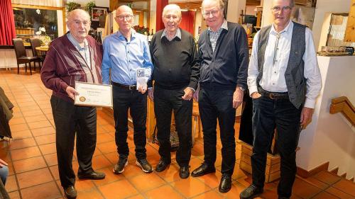 Am Curler-Abend des 28. Grond Premi da Scuol wurde Antonio Mauri (links) Ehrenmitglied des Curlingclubs. Jon Carl Rizzi (Zweiter von links) 
wurde der Verbandssportpreis vom kantonalen Curling Verband überreicht. Fotos: Jon Andri Taisch