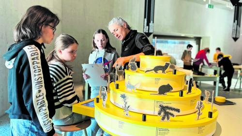 Ils uffants han pudü passantar ün davomezdi i’l Center dal Parc Naziunal suot il motto «sulvadi cun verer, tadlar, savurar e perscrutar svessa.» (fotografia: Fadrina Hofmann).