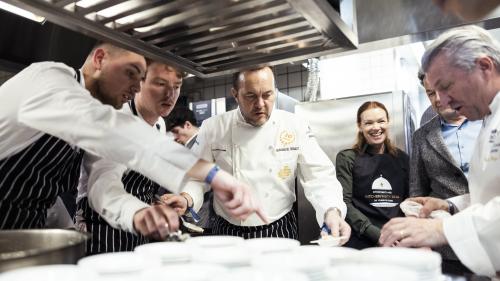 Viele Köche verderben den Brei - nicht aber am Gourmet Festival in St. Moritz. Foto: David Hubacher