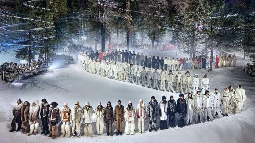 Am Samstagabend hat im God Giandus oberhalb von St. Moritz die Modenshow des italienischen Luxuslabels Moncler mit vielen Beteiligten stattgefunden. Der Anlass war aus verschiedenen Gründen umstritten. 
Foto: Moncler