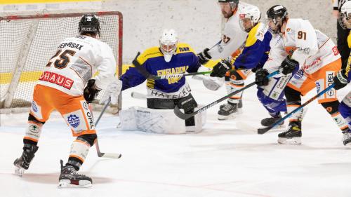 Der Engiadina-Torhüter zeigt auch im Rückspiel gegen den EHC Urdorf ein starkes Spiel (Foto: Marco Ritzmann). 