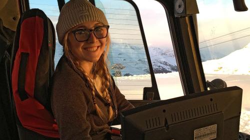 Carla Hübscher beginnt ihre Schicht im Pistenbully bei Sonnenuntergang. Foto: Corvatsch AG