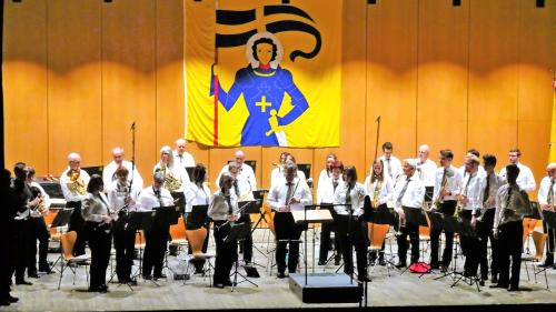 Die Musikgesellschaft St. Moritz unter der Leitung von Alessandro Pacco auf einer musikalischen Reise. Foto: Not Janett