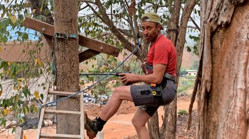 Mario Riatsch ha realisà insembel cun Toni «El Suizo» ün parc da suas a Mae Sot in Tailandia  per uffants e fügitivs burmans (fotografia: mad).