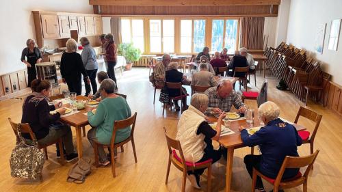 Diversas persunas s’han chattadas a l’ultim giantar cumünaivel a Scuol (fotografia: mad).