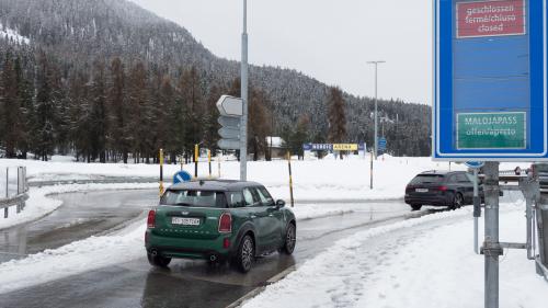 Verwirrende Signalisation: Zwar ist der Malojapass offen, aber er war an Ostermontag wegen Schliessung der Strasse zwischen Sils und Plaun da Lej von Norden her trotzdem nicht erreichbar. Foto: Reto Stifel