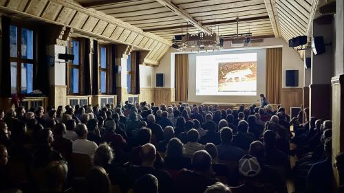 Voller Saal bei der öffentlichen Informationsveranstaltung zum Thema "Aktuelle Situation der Grossraubtiere im Unterengadin". Foto: Fadrina Hofmann