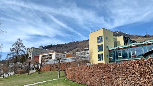 Sül areal da Quadras a Scuol esa sün cuorta distanza ün grond potenzial per chalur da temperatura ota. Perquai perseguiteschan plüs partenaris ün proget  d’ün s-chodamaint sün distanza (fotografia: Fadrina Hofmann).