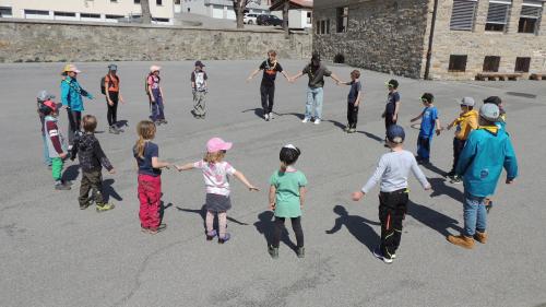 Ün davomezdi cun gös e trategnimaint – üna vainchina d’uffants es statta da la partida in sonda passada al di d’insaj dals battasendas a Gurlaina e sün  plazza da scoula a Scuol (fotografia: Benedict Stecher).