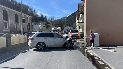 Das Auto wurde quer über die Hauptstrasse katapultiert. Foto: Kantonspolizei Graubünden