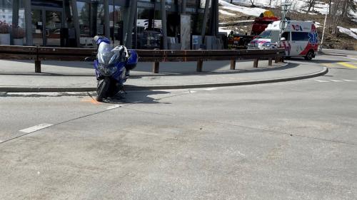 Das gestürzte Motorrad im Kreisel. Foto: Kantonspolizei Graubünden
