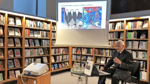 Massimo Lardi bei seinem Vortrag über das künstlerische Lebenswerk seines Zwillingsbruders Bernardo Lardi in der Leihbibliothek St. Moritz. Foto: Sabrina von Elten