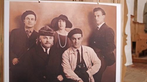 Eine historische Aufnahme mit Giuseppe Scartezzini (vorne rechts) und Augusto Giacometti (vorne links). Die anderen Personen sind unbekannt. Foto: z. Vfg