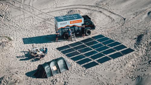 Auf dem Dach des «Terren» sind fixe PV-Module installiert. Zusätzliche Energie liefert das mobile Solarkraftwerk mit den am Boden ausgelegten Panelen. Fotos: Sidario Balzarini