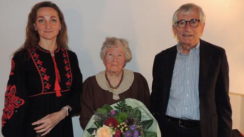 Yuliia Shevchenko (da schnestra), Olga Prevost e Jachen Erni han dat il buol a la sairada i’l Center cultural  Baselgia San Niclà (fotografia: Benedict Stecher).