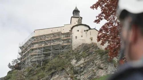 Ün aspet tuot particular, a verer da suotsü la puntinada vi dal Chastè da Tarasp (fotografia: RTR).