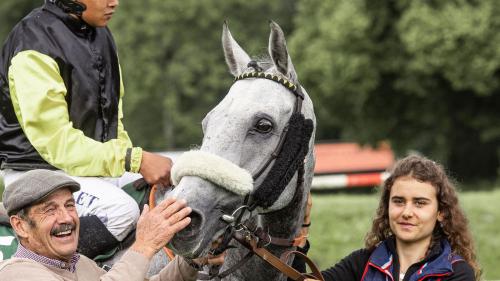 Duri Casty aus Zuoz mit Jockey Thomas Gillet, der Pferdeführerin Aline und dem siegreichen «Fou de Rêve». Foto: Animalrace/Michèle Forster