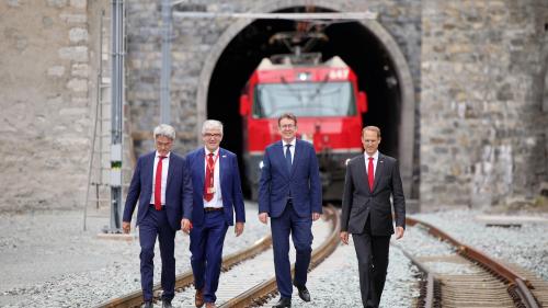 Bundesrat Albert Rösti (M), Mario Cavigelli (L), VR-Praesident RhB, Jon Domenic Parolini (2VL), Regierungspraesident Graubünden, und Renato Fasciati (R), Direktor RhB, vor dem neuen Albulatunnel-Portal in Preda. Foto: Swiss-Image