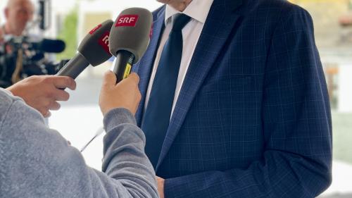 Bundesrat Albert Rösti stellt sich den Fragen der Journalisten. Foto: Fadrina Hofmann
