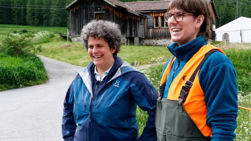Stefanie Gubler, Leiterin Nationalpark-Forschungskommission, (links) im Gespräch mit der ETH-Mitarbeiterin Sasha Löffler. Fotos: Jon Duschletta 