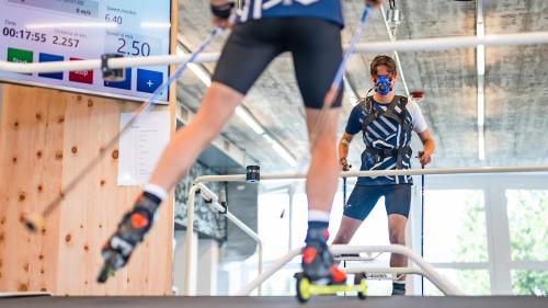 Langläufer Patrick Staub vom Engadin Nordic Team auf dem Rollski-Laufband im sportmedizinischen Zentrum
St. Moritz. Über die Maske wird seine Atemluft überwacht. Foto: Mayk Wendt