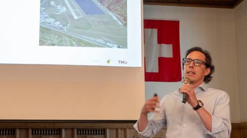 Roberto Borsotti von der Projektentwicklungsfirma TCM Consulting AG bei den Ausführungen zum Solarkraftwerk Samedan. Foto: Jon Duschletta