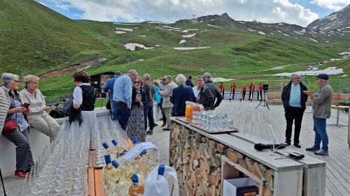 Der Apéro fand auf der Terrasse des Bergrestaurants Margun statt. Fotos: Denise Muchenberger
