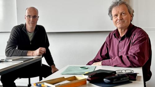 L’autur Leo Tuor (a dretta) ha visità ün seminari da rumantsch a Friburg chi vain manà dal docent da rumantsch Renzo Caduff (fotografia: mad).