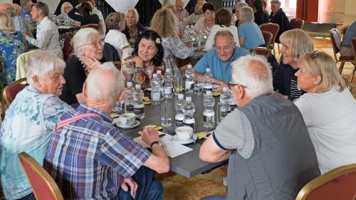 Angeregte Diskussionen zum St. Moritzer Alterskonzept. Foto: Reto Stifel