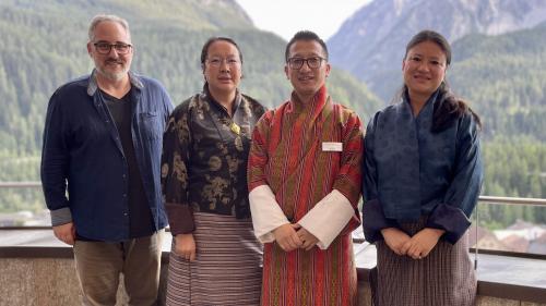 Von links: Linard Brüngger mit Sangay Chozom, Losel Wangpo und Chimi Lhamo. Foto: Fadrina Hofmann