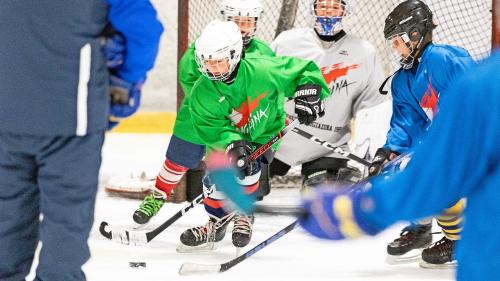 Insgesamt 120 Kinder zwischen acht und 16 Jahren haben am Hockeycamp des CdH Engiadina mit Cheftrainer Benny Wunderer in der Eishalle Gurlaina in Scuol teilgenommen (Foto: CdH Engiadina).