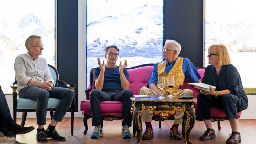 Verleger Bruno Meier, Autor Adrian Stokar, Peter Robert Berry IV und Cornelia Schwab im Gespräch. Foto: Mayk Wendt