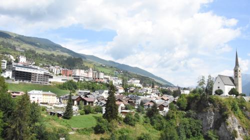 L'exposiziun da cooperaziun per la revisiun totala da la planisaziun locala da Scuol düra fin als 1. novmeber (fotografia: Nicolo Bass).