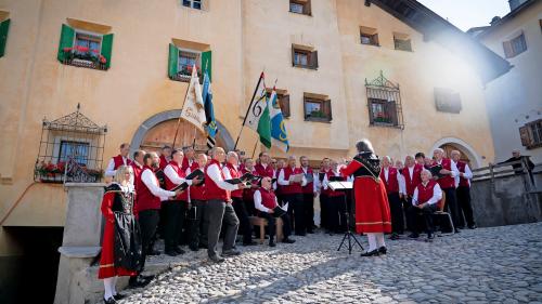 Mit den Singtagen soll Zuoz während eines Wochenendes wieder ein Ort voller Musik und Gesellschaft werden, wie beim «Festival da la chanzun rumantscha» im Jahr 2022. Foto: Foto Taisch Scuol