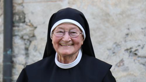 La sour Domenica Dethomas es creschüda sü be pacs meters davent da la Clostra San Jon e fa daspö 55 ons part dal convent da muongias benedictinas (fotografia: Martin Camichel). 